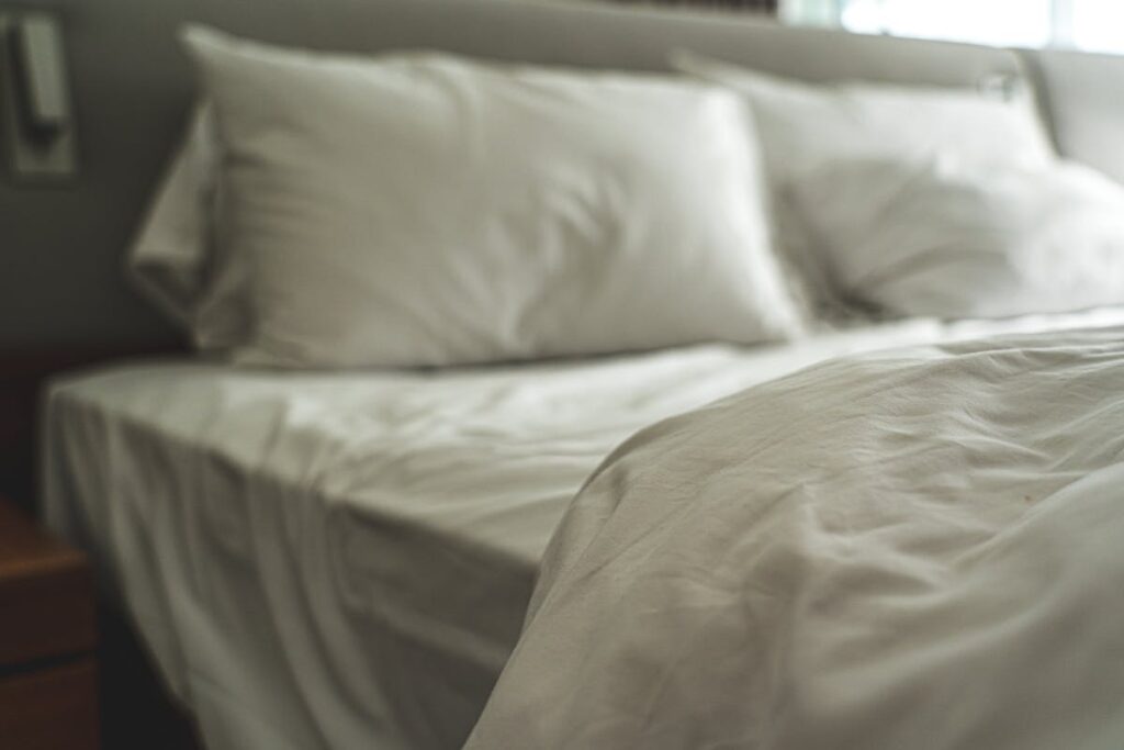 Schoon beddengoed op een opgemaakt bed