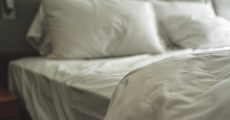 Schoon beddengoed op een opgemaakt bed