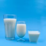 Glas melk op een houten tafel