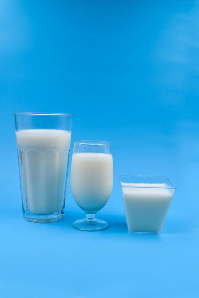 Glas melk op een houten tafel