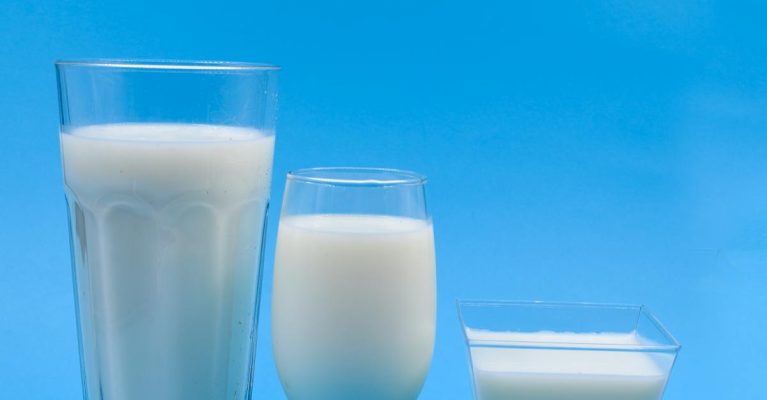 Glas melk op een houten tafel