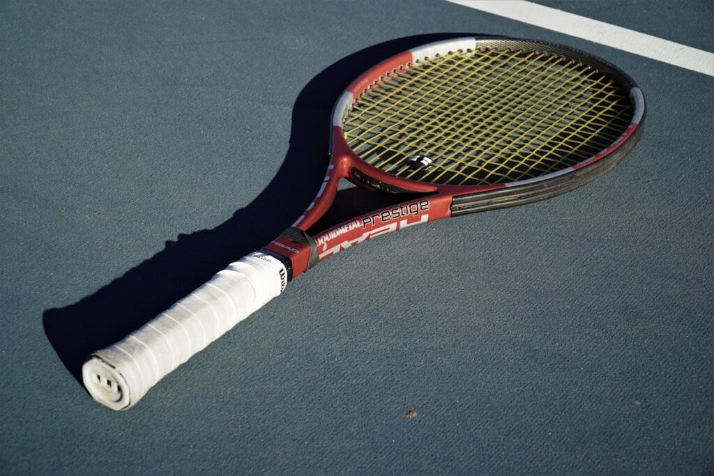 Tennisracket op tennisbaan