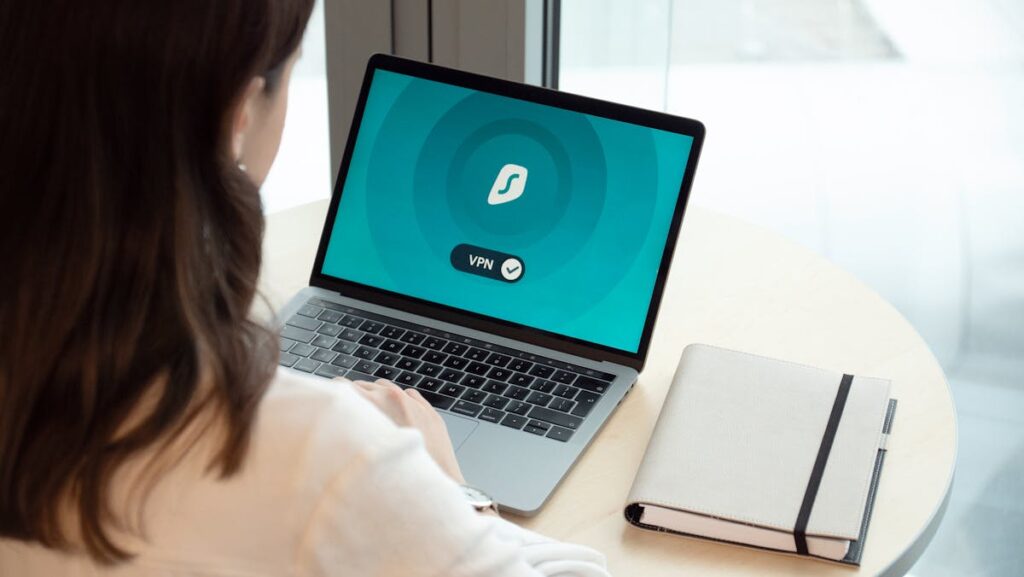 Persoon werkt op laptop, privacy