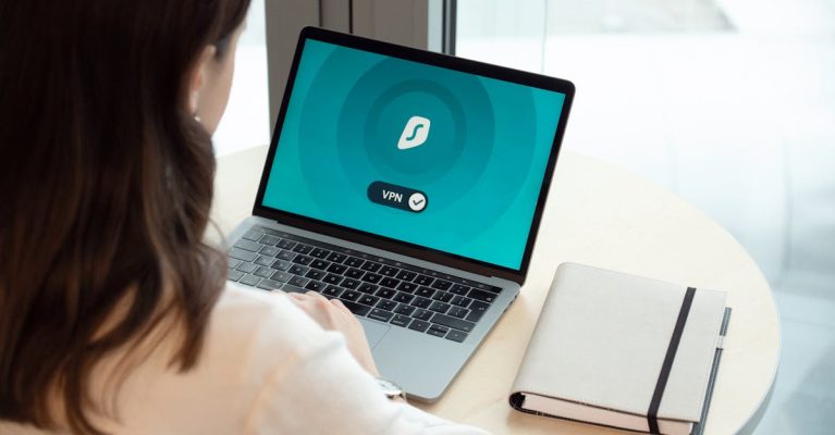 Persoon werkt op laptop, privacy