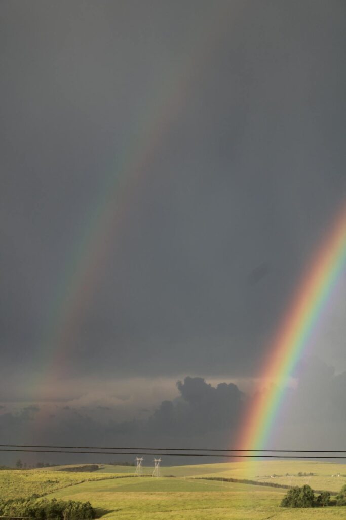 Regenboog boven landschap