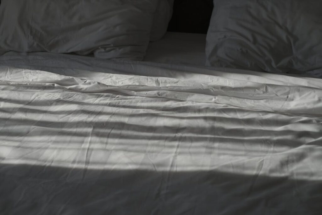 Slapend persoon onder dekbed