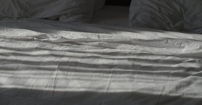 Slapend persoon onder dekbed