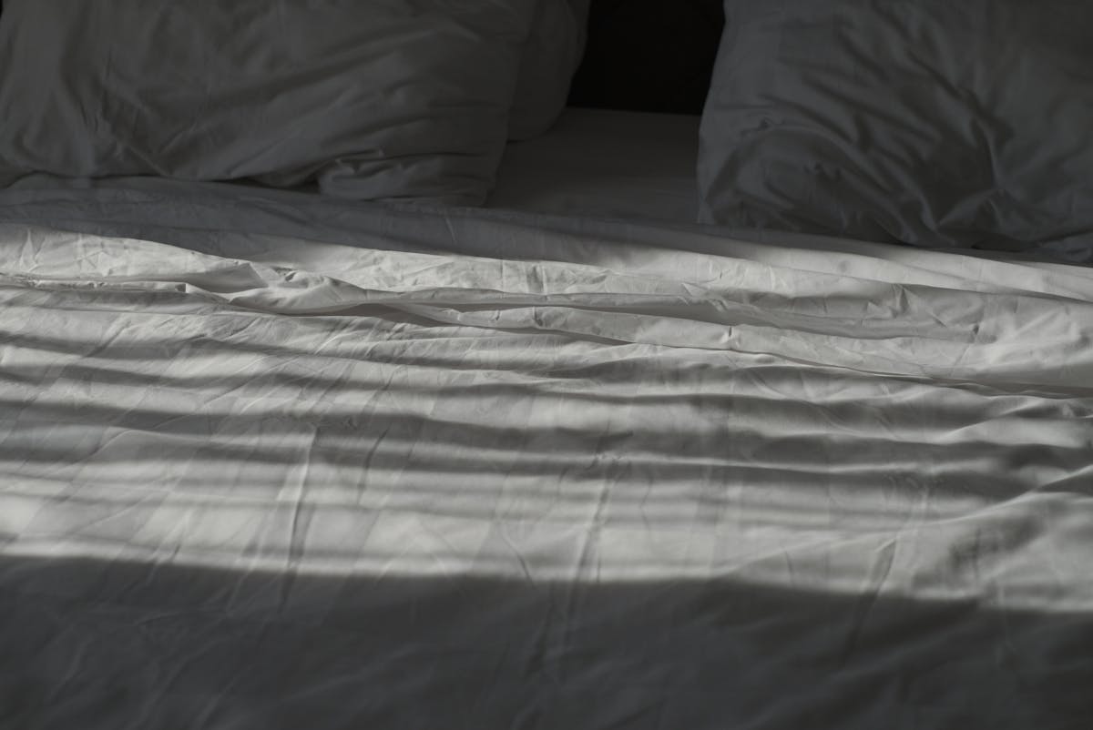 Slapend persoon onder dekbed