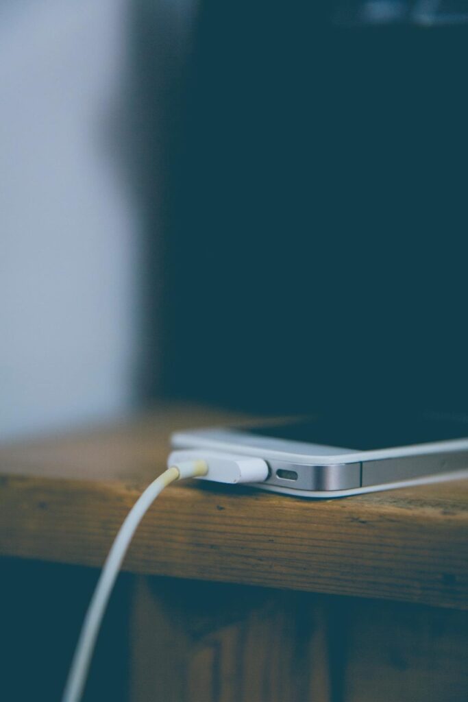 Smartphone met oplaadkabel