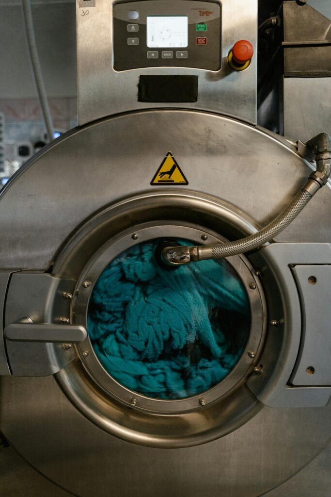 Wasmachine met wasgoed