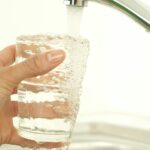 Glas water op een tafel