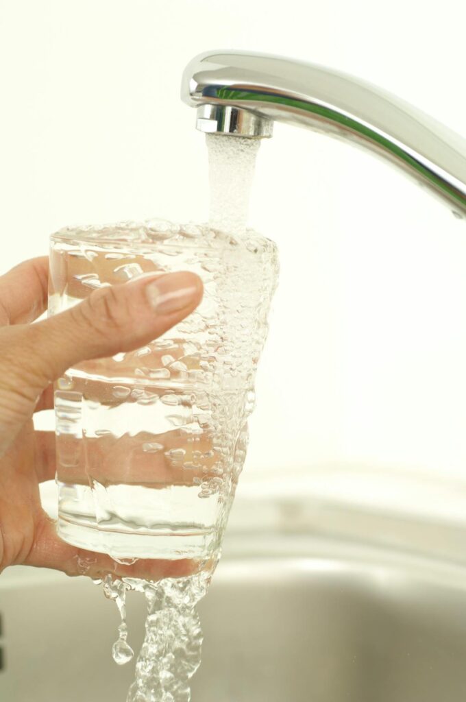 Glas water op een tafel