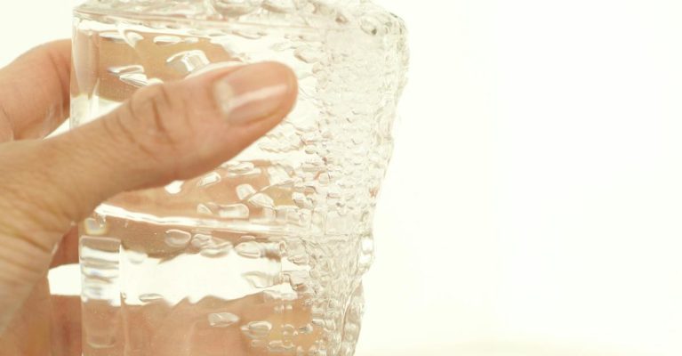Glas water op een tafel
